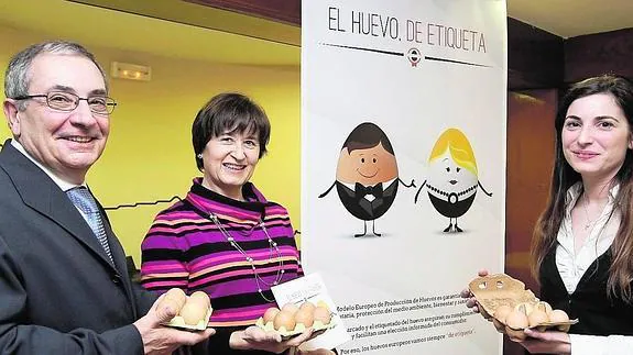 El profesor Elías Rodríguez, la directora de INPROVO, Mar Fernández, y la veterinaria Beatriz Ramos.