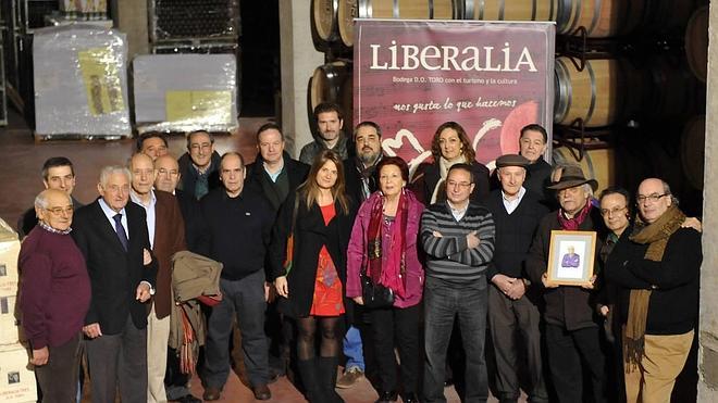 Los participantes en el homenaje a Justo Alejo posan en la bodega Liberalia. A la derecha, con sombrero, su propietario, Juan Antonio Fernández  