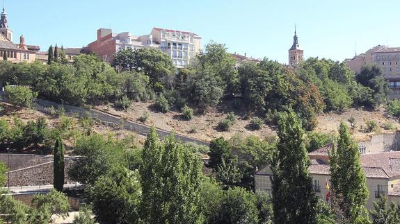 Talud entre los paseos del Salón y Los Tilos donde se pretendía construir un aparcamiento subterráneo.El Norte