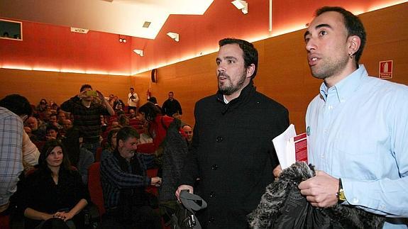 El diputado de IU Alberto Garzón (I) participa en la Asamblea Ciudadana de Valladolid. Junto a él, Luis González (D), de Asamblea Ciudadana. 
