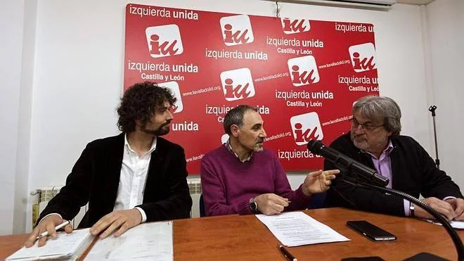 Sarrión, izquierda, y González, derecha, flanquean a Alfonso Sánchez, moderardor del debayte que ambos mantuvieron dentro de la campaña de primarias de la formación 