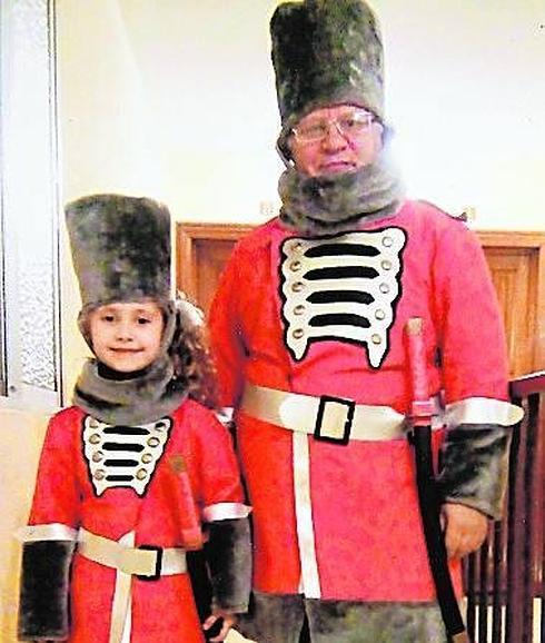 Componentes de Los Semaforitos, ataviados de cosacos en este carnaval de Segovia. 