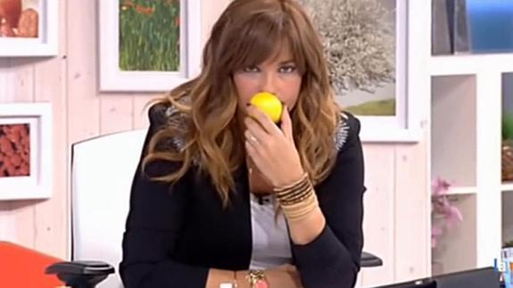 Mariló Montero huele un limón durante el programa de 'La mañana' del pasado 21 de enero. 