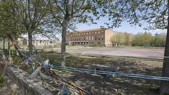 Vallas destrozadas del antiguo colegio de Huérfanos de Ferroviarios.