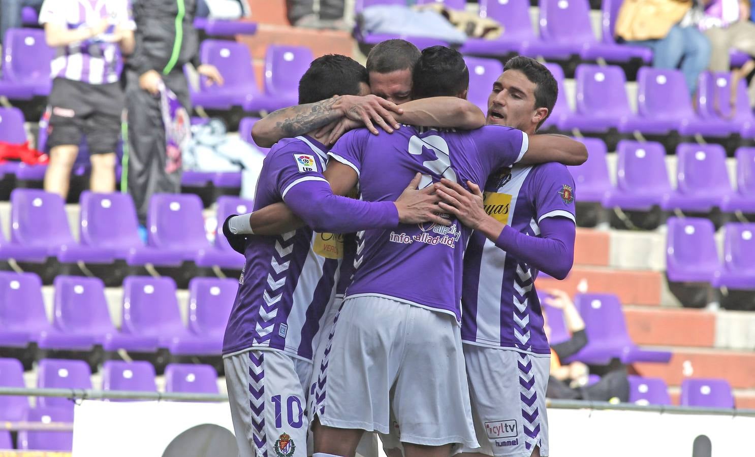 Óscar, Timor, Mojica y Omar se abrazan tras el gol.