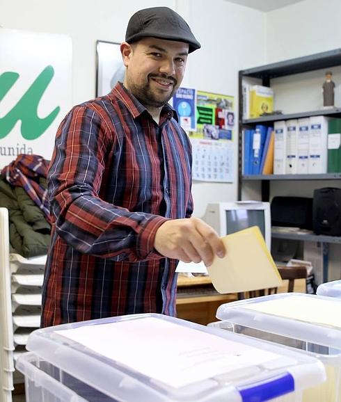 Ángel Galindo, en el momento de depositar su papeleta en las primarias de IU en Segovia de este domingo.