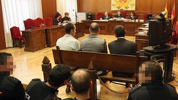 Los acusados, de espaldas, escuchan una intervención de Ignacio Pando en eljuicio en la Audiencia Provincial.