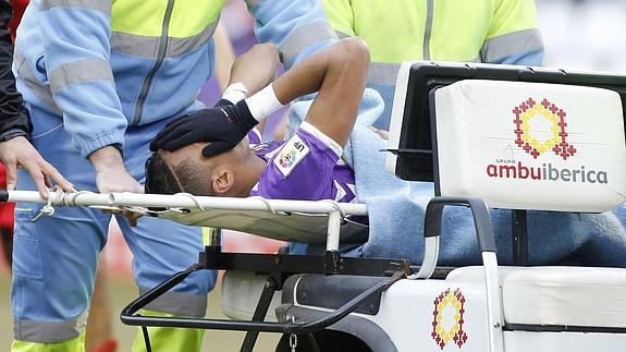 Mojica aban dona el campo en camilla tras recibir una dura entrada