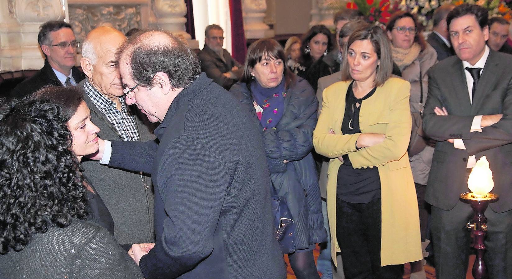 Herrera da el pésame a Maria Antonia Pardo, viuda de José María Hernández, junto a Milagros Marcos y Carlos Fernández Carriedo.