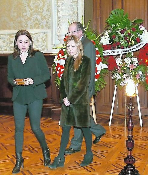 Ana Asenjo, a la izquierda, se dispone a colocar la Medalla de Oro de la Provincia en el féretro de José María Hernández, junto a la vicepresidenta segunda y al portavoz del PP.