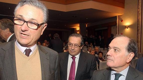 Félix Moracho, con el consejero Tomás Villanueva, en una imagen de febrero de 2014