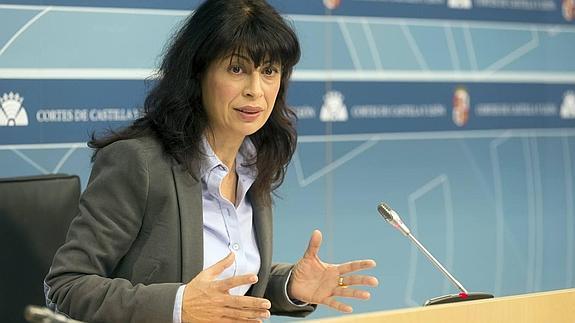 La portavoz del Grupo Socialista en las Cortes de Castilla y León, Ana Redondo, durante la rueda de prensa ofrecida en Valladolid.