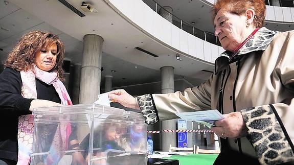 Una mujer vota durante las pasadas elecciones europeas. 