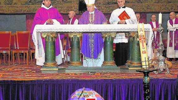 El obispo, Esteban Escudero, entre el abad de San Isidro, Juan Javier Martín, y el canónigo de Liturgia, Ángel de la Torre.