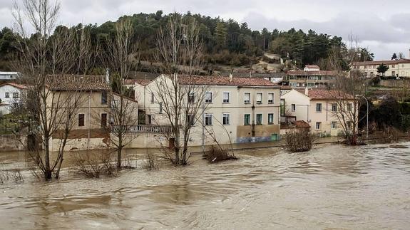 Aspecto que presentaba la ribera del río en Miranda de Ebro ayer por la tarde. 