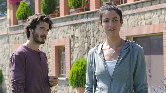 Yon González y Blanca Romero, en una escena de la teleserie de intriga 'Bajo sospecha'. El Norte