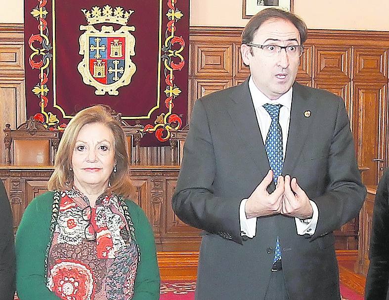 Alfonso Polanco, acompañado por la concejala de Mujer, Milagros Carvajal, ayer, en su primer acto institucional tras el luto.