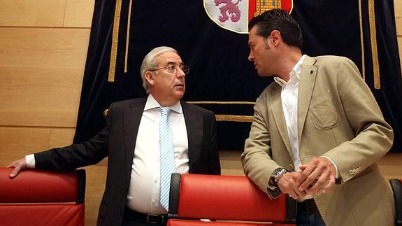 Jesús Encabo y el socialista Pedro González, que preside la Comisión de Hacienda de las Cortes.