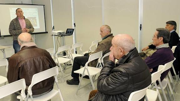 Un momento de la clase a conductores de más de 65 años, celebrada este viernes en Valladolid. R. OTAZO