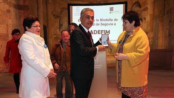 Antonio Tapias recibe la medalla de manos de Clara Luquero. 