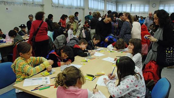 Participantes en el concurso infantil de dibujo. 