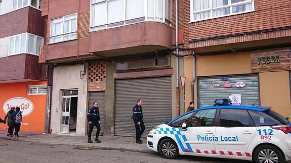Efectivos de la Policía Local en el lugar del crimen.