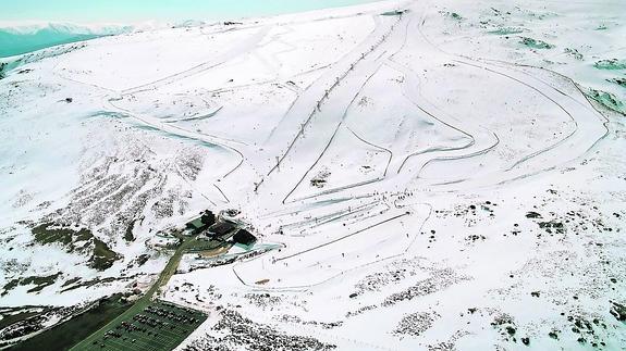 Vista aérea de la estación de esquí Sierra de Béjar-La Covatilla, actualmente gestionada por el Ayuntamiento de Béjar. 