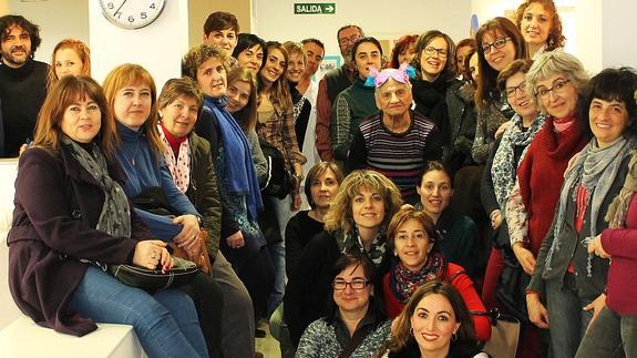 Los trabajadores de los CEAAS posan con residentes de la unidad convivencial La Olmeda. 