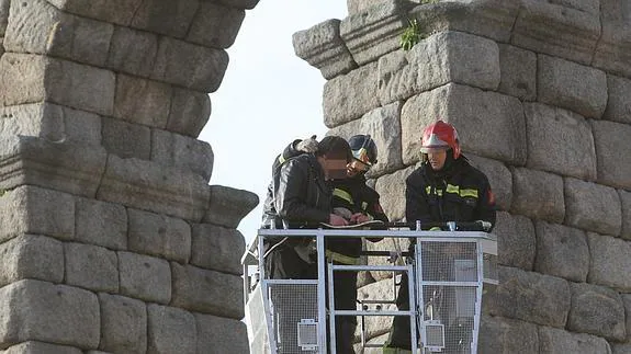 El hombre desciende en la cesta junto a dos bomberos.Antonio de Torre