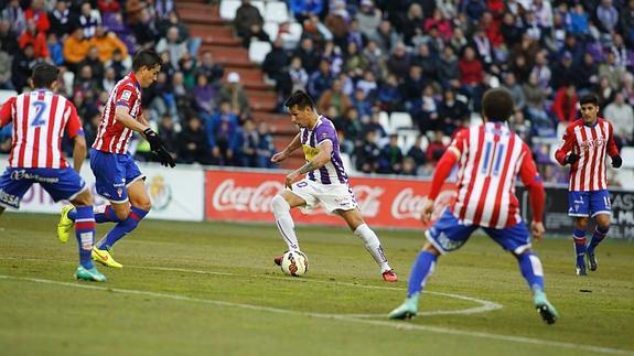 Hernán Pérez avanza ante la defensa del Sporting.