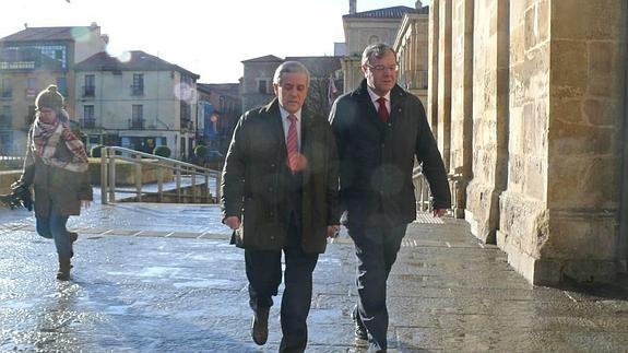 Gutiérrez y Silván pasean en la mañana del domingo por León.