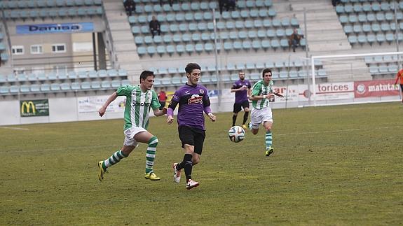 El lateral del Deportivo Palencia Adrián, en una acción de ataque ante la Cebrereña. 