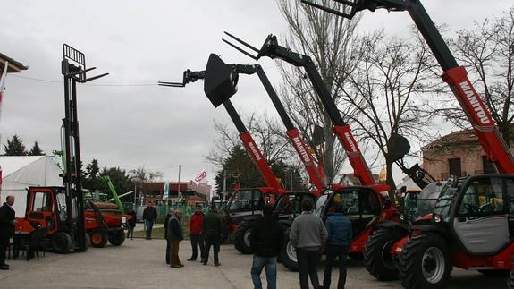 Visitantes pasean entre la maquinaria expuesta en la feria.