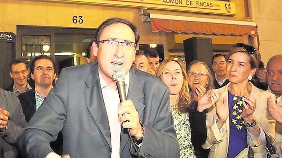 Alfonso Polanco se dirige exultante a los militantes del PP, la noche de la victoria electoral en 2011.