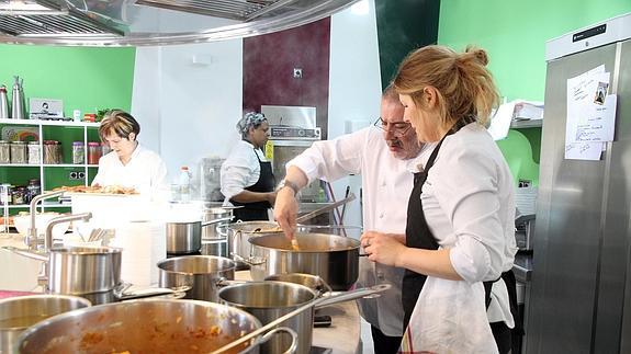 El chef Julio Reoyo, durante la preparación del cocido. 