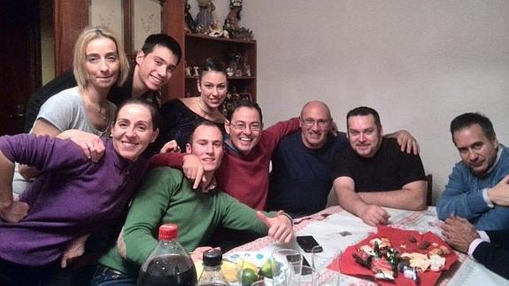 René González, en el centro, en una comida familiar estas navidades. 