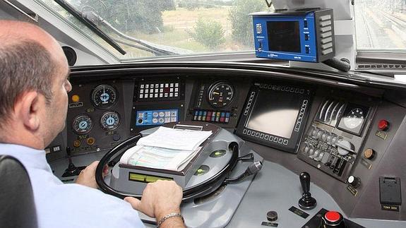 Imagen de un maquinista en el interior de su cabina.