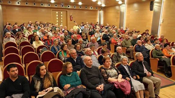 La sala de Caja Segovia, prácticamente llena en la asamblea de la Federación de Asociaciones de Jubilados y Pensionistas.