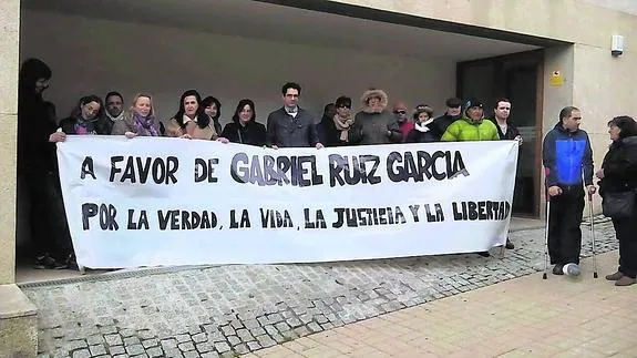 Concentración de apoyo a Gabriel Ruiz a las puertas de los juzgados de Cervera. Ala izquierda, el médico y abogado aguilarense. 