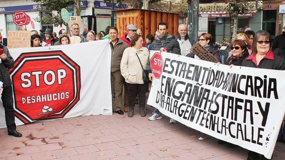 Manifestación contra los desahucios el pasado noviembre en Valladolid, / EL NORTE