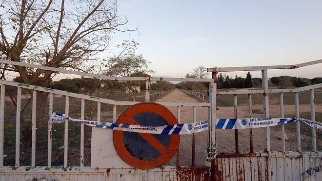 Entrada a los terrenos de la antigua hípica militar, en el Pinar de Antequera. 