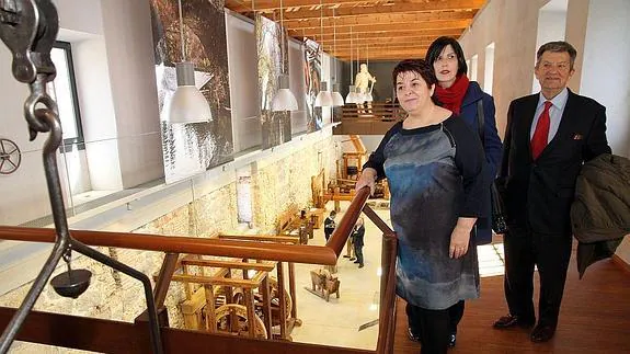 Clara Luquero, Dolores Muñoz y Victoriano Muñoz, durante el recorrido por el Museo de la Casa de Moneda.