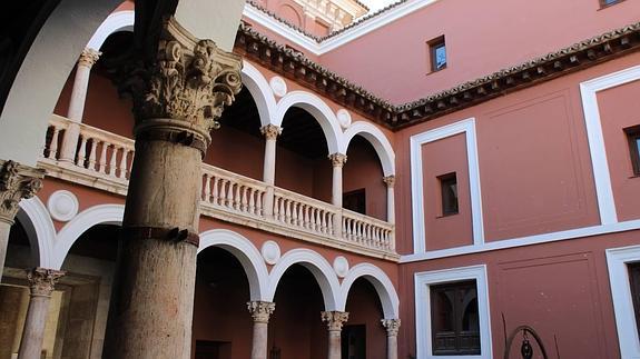 Patio interior del Palacio Fabio Nelli, sede del Museo Provincial de Valladolid. 