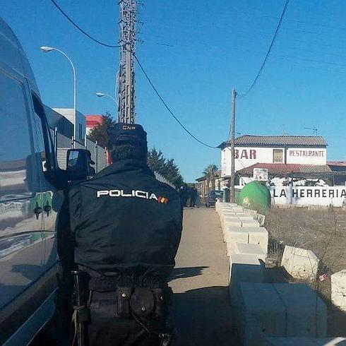 Efectivos de la Policía Nacional en el lugar donde se ha producido la amenaza de bomba.