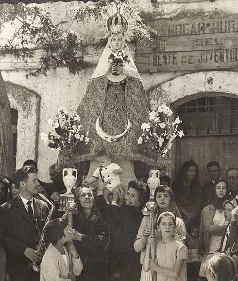 Procesión con la Virgen en Nieva en una de las fotos antiguas recuperadas por la Diputación.