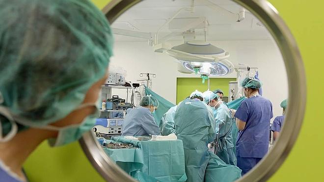 El equipo de cirujanos opera a una paciente atendida en la nueva unidad en el Río Hortega. 