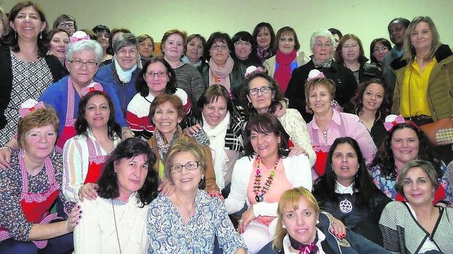 Las participantes en las actividades de Villoria, unidas durante la merienda.