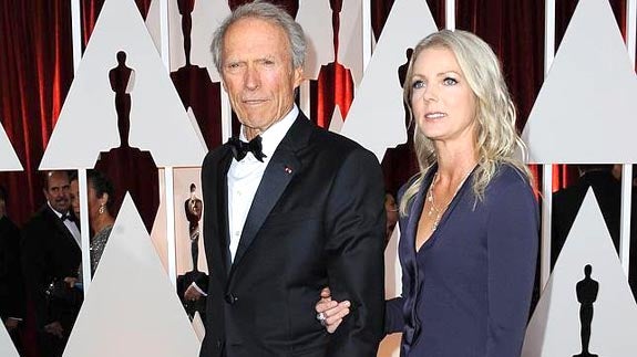 Clint Eastwood con su novia Christina Sandera.