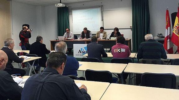 Gerardo Salgado preside la asamblea de Asetra en el Centro de Transportes.