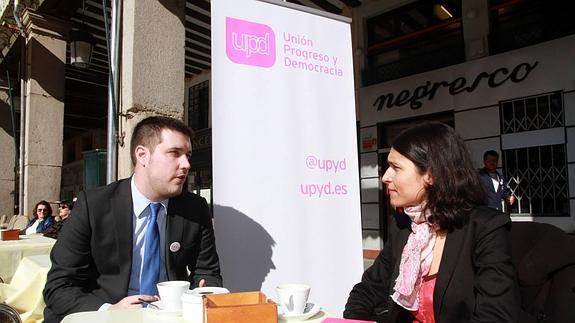 El abogado Jorge Alexandre conversa con la representante de UPyD en Segovia, Luciana Miguel.